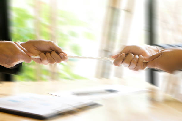 istock wo businessman 2 side hold and pull the rope 915340322