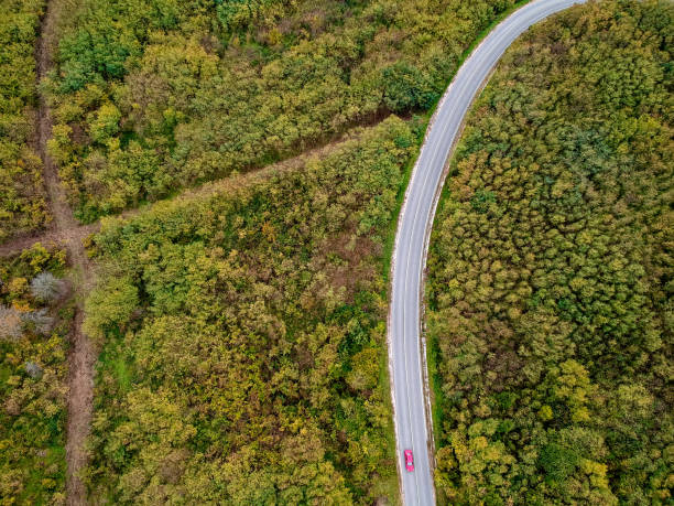istock Aerial view of a curly road 915343638