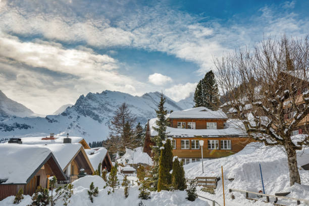 día de invierno soleado hermoso en la aldea de murren en alpes suizos - muerren fotografías e imágenes de stock