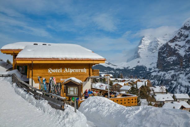 turistas disfrutando hermoso día de invierno en murren, suiza - muerren fotografías e imágenes de stock