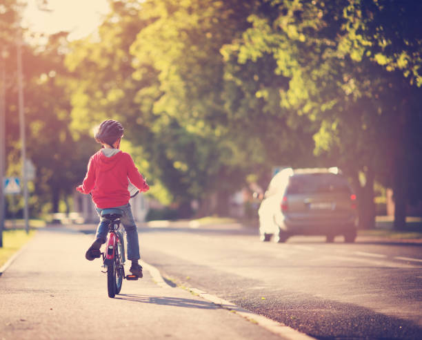 enfant sur une bicyclette - child bicycle cycling danger photos et images de collection