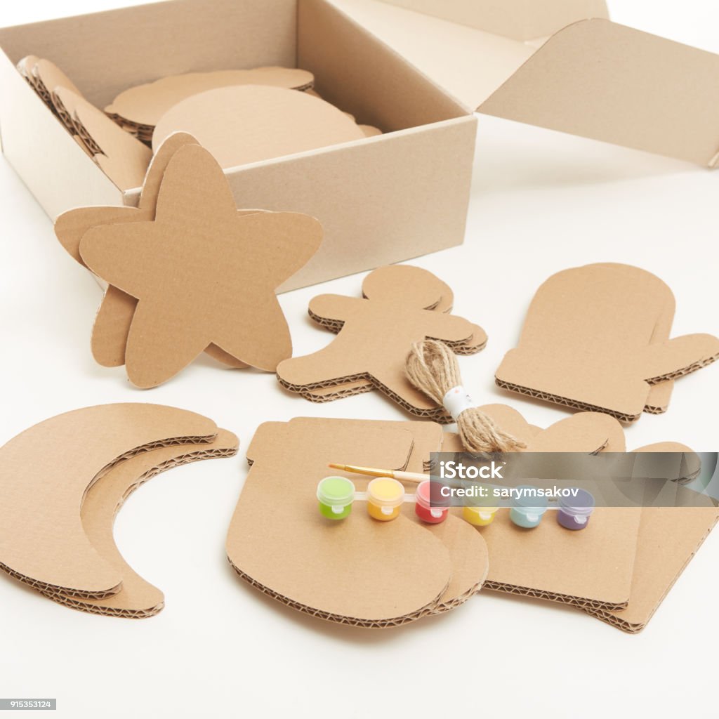 Foto de Decorações De Natal Diy De Papelão Enfeite De Natal Caseiro De Papel Reutilizado Ideias De Artesanato Para Crianças e mais fotos de stock de Alegria - iStock Foto de Decorações De Natal Diy De Papelão Enfeite De Natal Caseiro De Papel Reutilizado Ideias De Artesanato Para Crianças e mais fotos de stock de Alegria - iStock