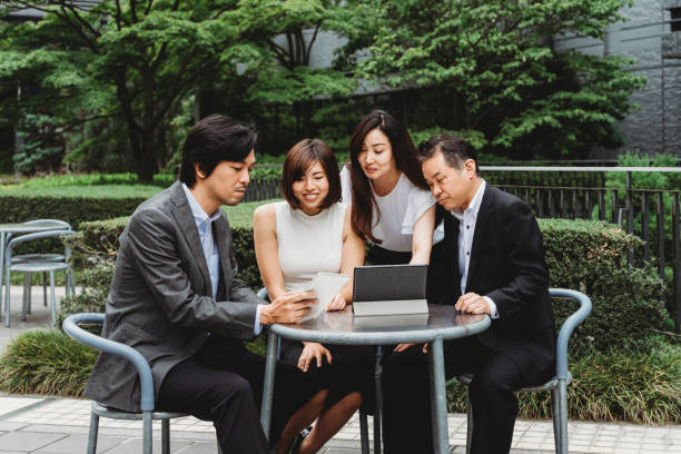 istock Japanese team working together 915357994