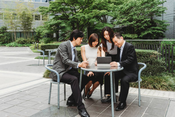 istock Japanese team working together 915358006