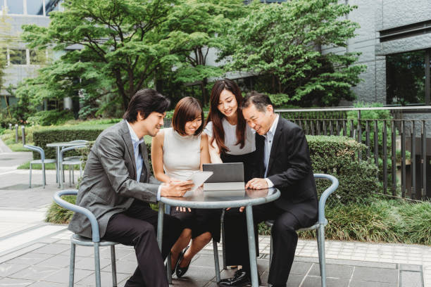 istock Japanese team working together 915358008