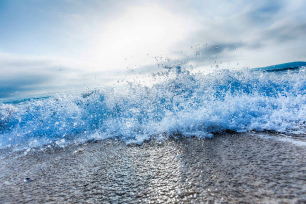 istock Crashing blue and white waves 915361262