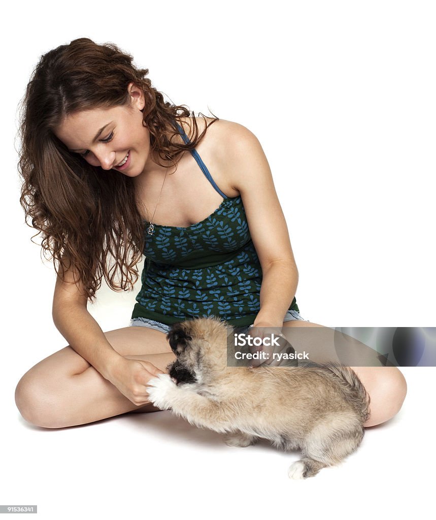Femmina adolescente giocando con il cucciolo - Foto stock royalty-free di Adolescente