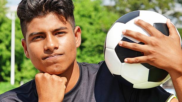 istock Sporty Male Soccer Player Decision Making 915368482