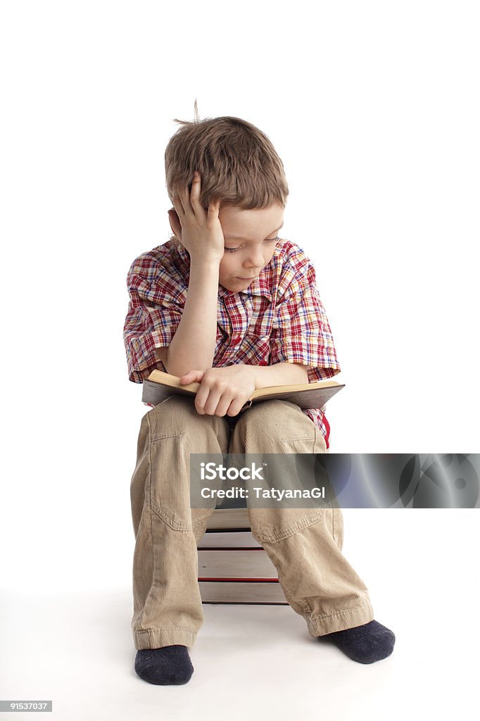 Rapaz lê um livro - Royalty-free 6-7 Anos Foto de stock