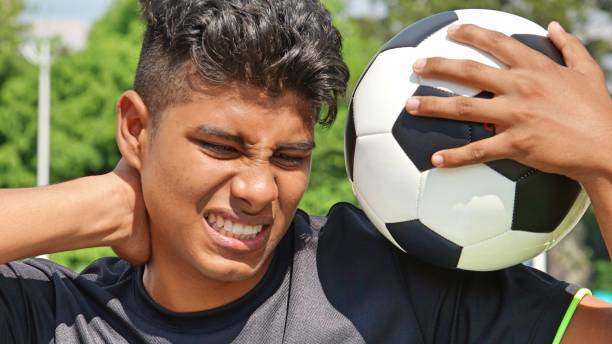 istock Aching Male Soccer Player 915371428