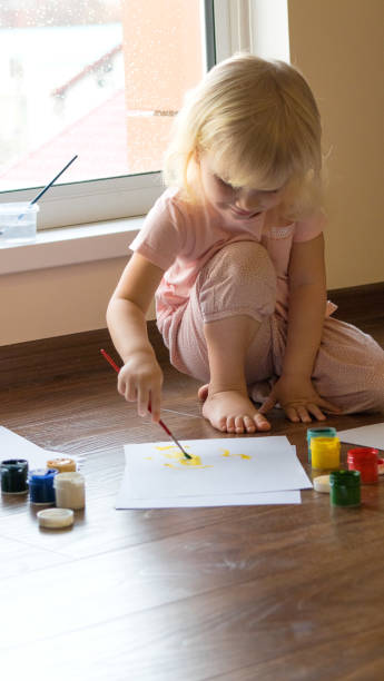 istock little girl indoors drawing 915380064
