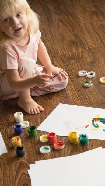 istock little girl indoors drawing 915380246