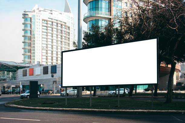 пустой рекламный щит на улице - billboard posting commercial sign billboard placard стоковые фото и изображения