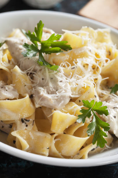 istock Italian chicken alfredo pasta 915384072