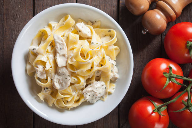 istock Italian chicken alfredo pasta 915384508