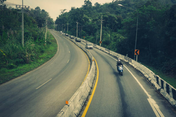 istock Road with dangerous curves. 915388838