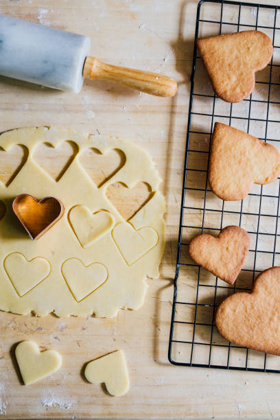 バレンタインのクッキーを焼く - heart shape snack dessert symbol ストックフォトと画像