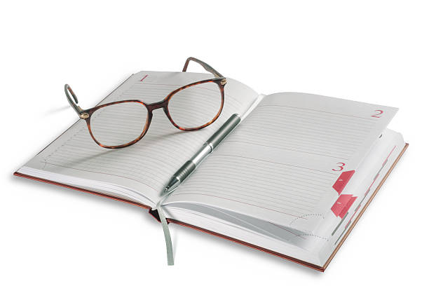 gläser und stift auf dem notebook - three objects personal organizer book pen stock-fotos und bilder