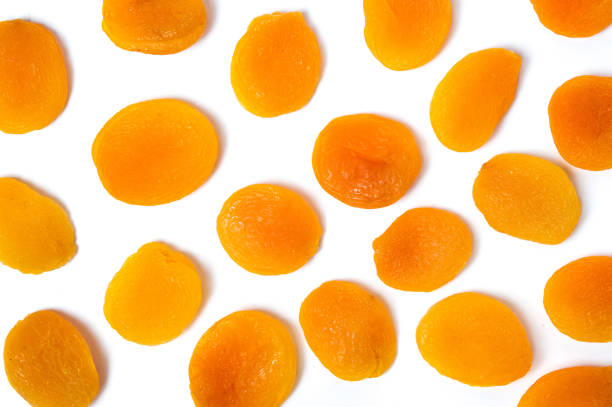 getrocknete aprikose scheiben isoliert auf weiss - dried apricot stock-fotos und bilder