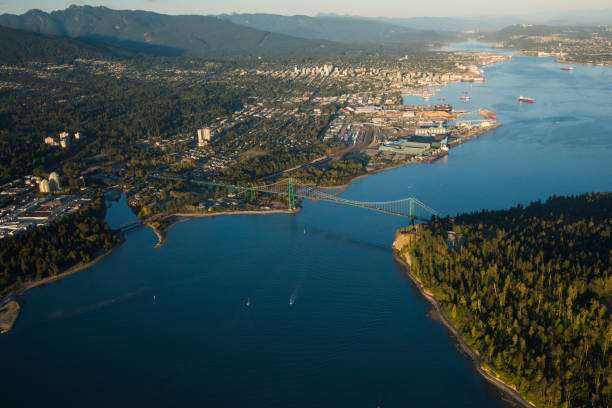 バンクーバーのライオンのゲート橋 - district of north vancouver ストックフォトと画像