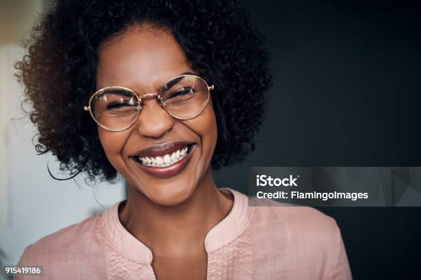 Lachender Junge Afrikanische Geschäftsfrau Allein Stehend In Einem Modernen Büro Stockfoto und mehr Bilder von Lachen