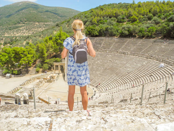 das amphitheater von epidaurus. - ancient civilization audio stock-fotos und bilder