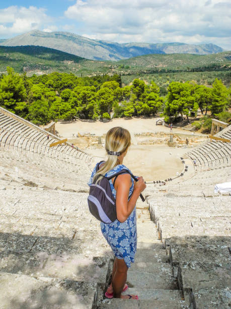 das amphitheater von epidaurus. - ancient civilization audio stock-fotos und bilder