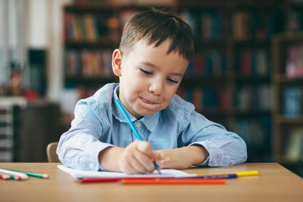 istock Preschool boy drawing 915442360