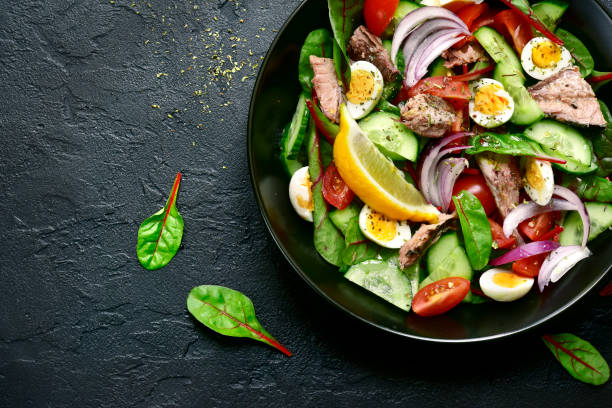 istock Vegetable salad with tuna fillet 915445030