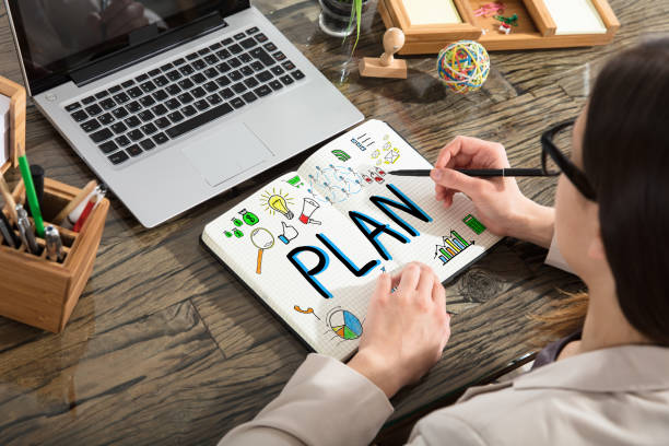 istock Businesswoman Drawing Plan Chart 915451154