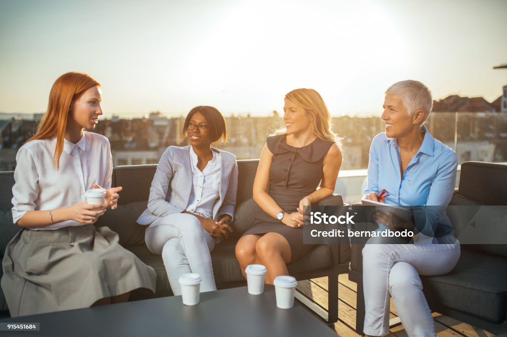 Compartir ideas con el equipo - Foto de stock de Mujeres libre de derechos