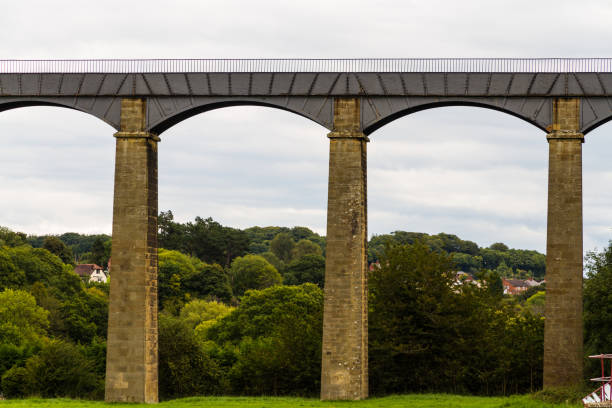 archi dell'acquedotto pontcysyllte - dee river river denbighshire wales foto e immagini stock