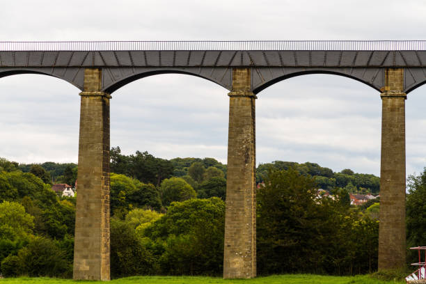 arches of the pontcysyllte aqueduct - dee river river denbighshire wales imagens e fotografias de stock