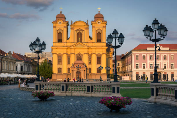 ティミショアラ、ルーマニアのユニオン ・ スクエア。カトリックのドームの眺め - banat ストックフォトと画像