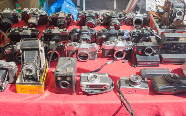 collection of old vintage cameras at the flea market - eastman kodak company fotos imagens e fotografias de stock