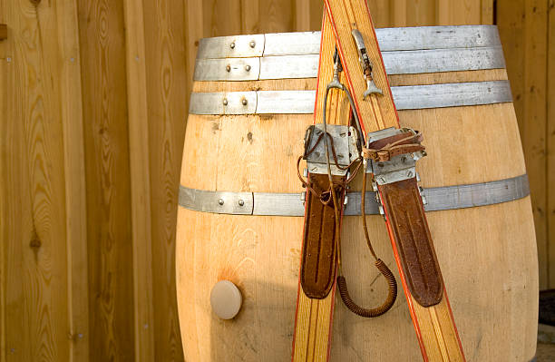 antique skis - ski old wood pair photos et images de collection