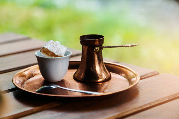 bosnian coffee - coffee table non alcoholic beverage turkish coffee black coffee imagens e fotografias de stock