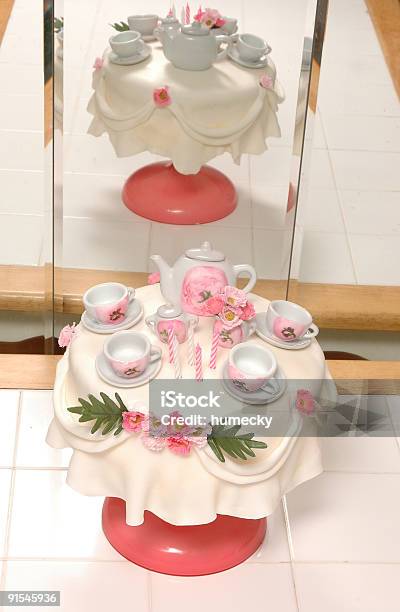 Tea Party Pastel De Cumpleaños Foto de stock y más banco de imágenes de Cinco animales - Cinco animales, Cinco objetos, Número 5