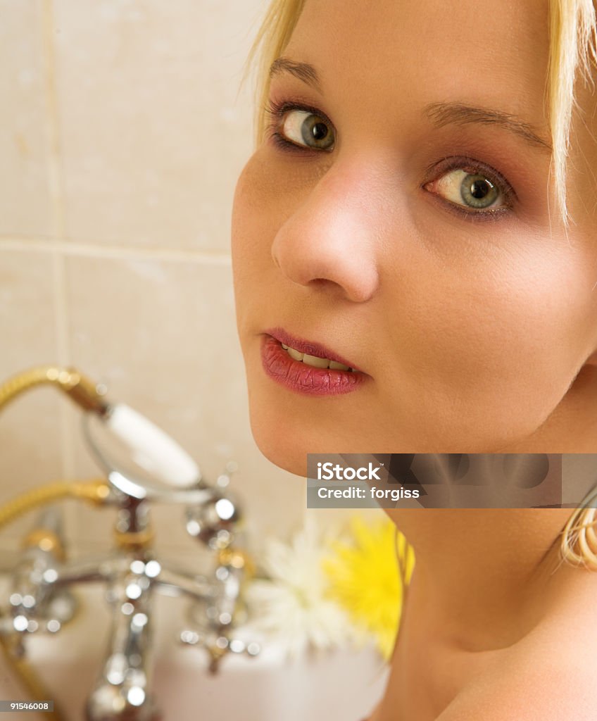 Nue femme dans la salle de bains - Photo de Adulte libre de droits