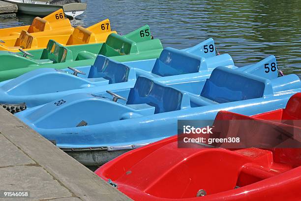 Foto de Pedalo Barcos No Rio Dee Em Chester e mais fotos de stock de Amarelo - Amarelo, Atracado, Azul