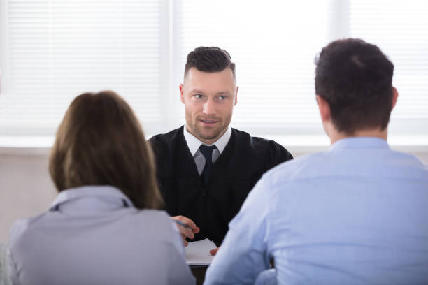 istock Couple Sitting In Front Of Judge 915461212