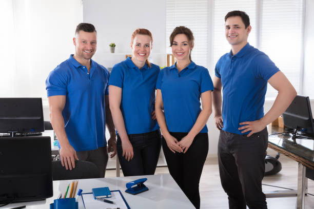 retrato de una limpieza en la oficina - uniforme fotografías e imágenes de stock