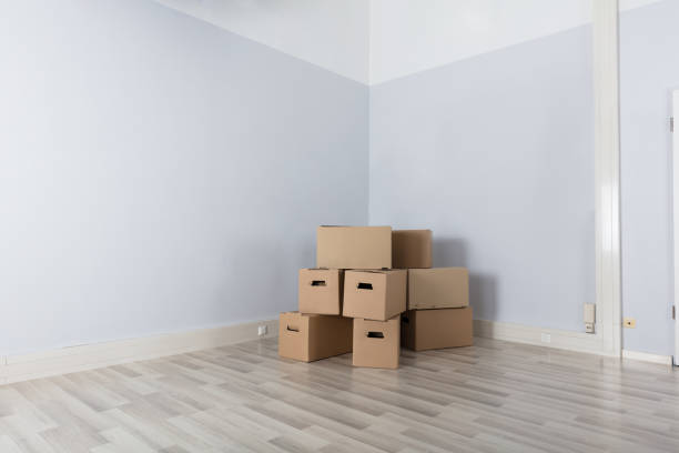 istock Room With Stack Of Cartons 915461510