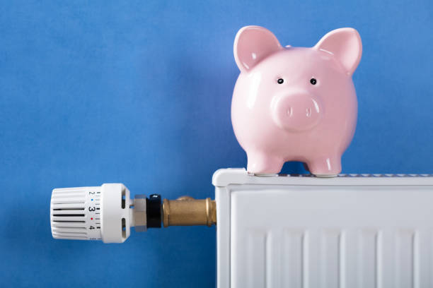istock Piggy Bank On Heating Radiator 915461706
