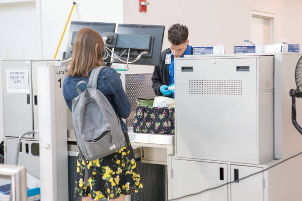 passeggero di una compagnia aerea donna che ha un sacchetto perquisito da tsa - turismo di eco foto e immagini stock