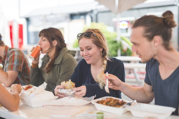 istock Food Cart Customers 915473834