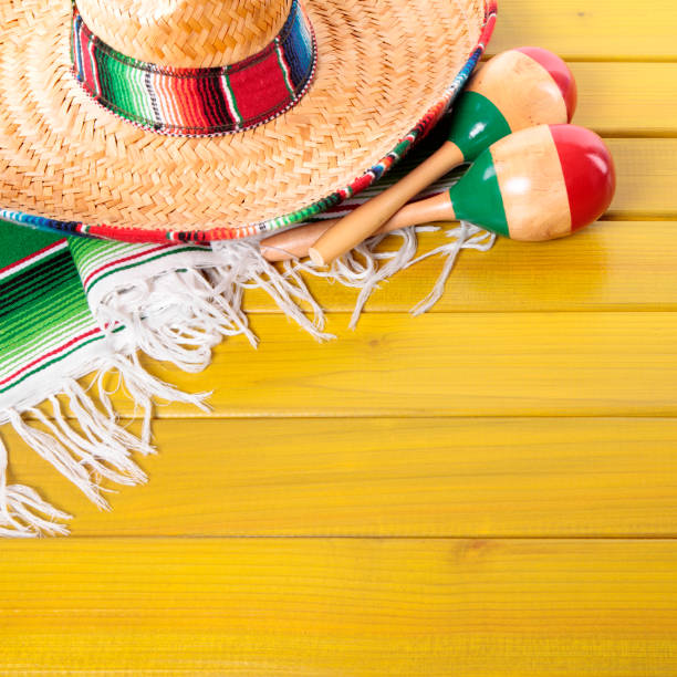 istock Mexico hat cinco de mayo wood background 915476386