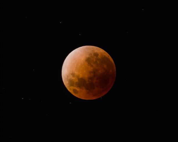 istock Super Blue Blood moon Sequence 7 of 8 915479234