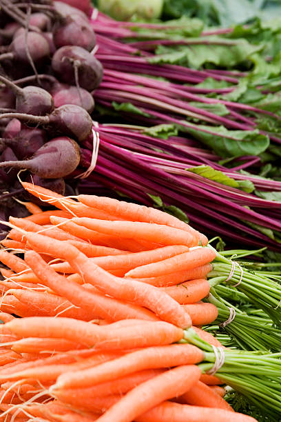 légumes frais et biologiques à farmers market - beet carrot missoula vegetable photos et images de collection