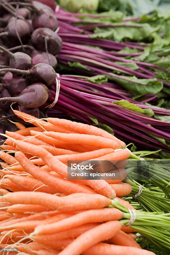 Verdura fresca biologica al mercato degli agricoltori - Foto stock royalty-free di Affamato